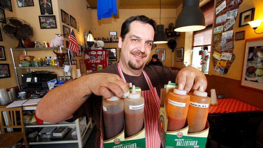 In "Boogie's BBQ Smokehouse" zeigt Mike, wie man am Tisch quer durch die USA reisen kann - mit Soßen, die auf verschiedene Regionen abgeschmeckt sind. Boogie's lädt...