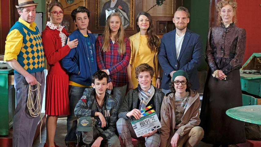 Oskar Keymer (vorne Mitte), Anja Kling (2. von links), Andrea Sawatzki (rechts), Axel Stein (2. von rechts) und andere Schauspieler standen Mitte März 2017 im Steiner Faber-Castell-Schloss vor der Kamera: Der Adelssitz diente als Set für die Fortsetzung des über eine Million Mal gesehenen Kinofilms "Hilfe, ich hab meine Lehrerin geschrumpft". In die Kinos kommt der Streifen "Hilfe, ich hab meine Eltern geschrumpft" am 18. Januar 2018.