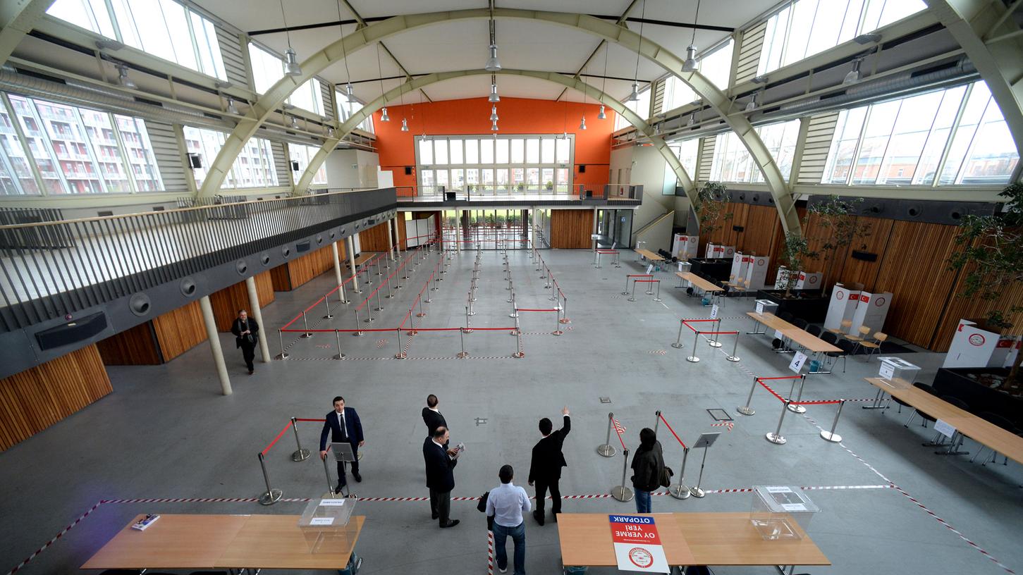 In der Grünen Halle in Fürth können in der Region lebende Türken zwei Wochen lang über das Verfassungsreferendum ihres Landes abstimmen. Das Nürnberger Generalkonsulat hofft auf einen reibungslosen Ablauf.