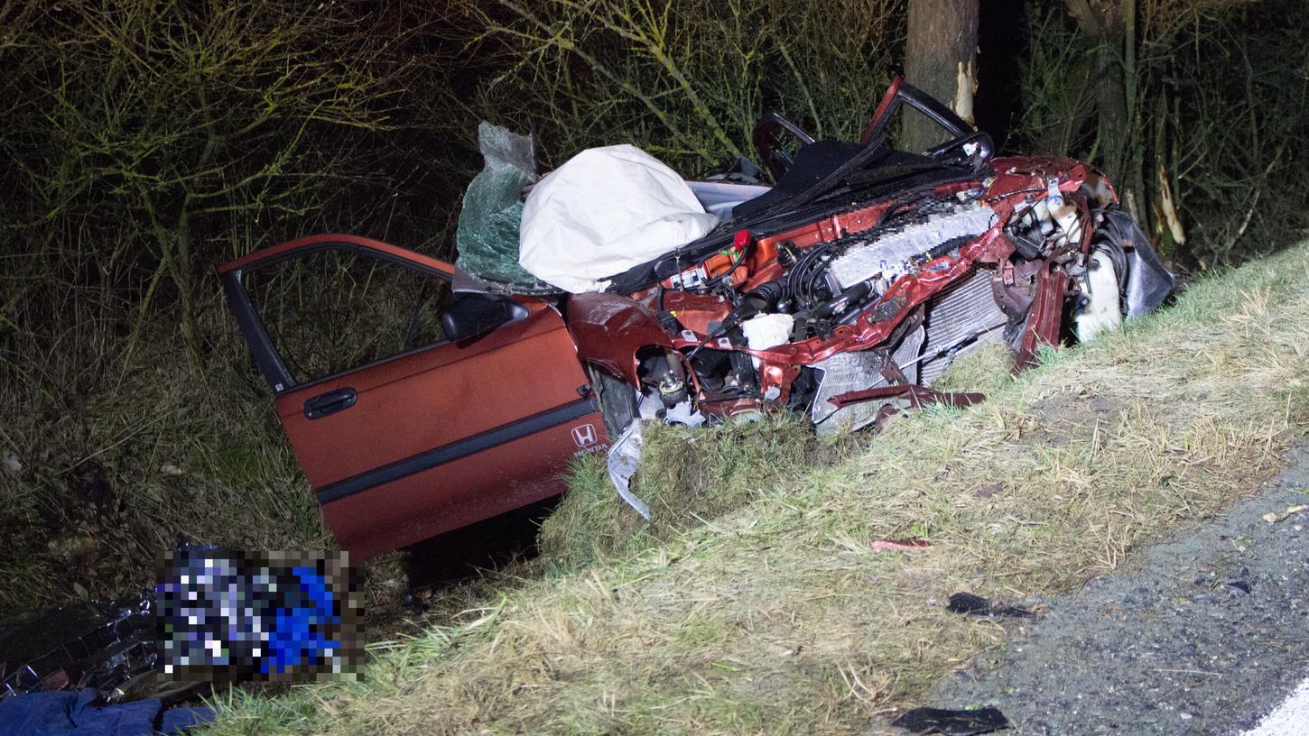 Trotz Reanimationsmaßnahmen durch den Notarzt starb ein 29-jähriger Autofahrer bei einem Unfall nahe Ursensollen am Freitagabend.