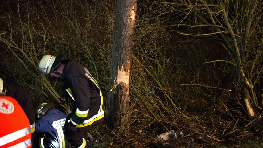 29-Jähriger rast in der Oberpfalz gegen Baum und stirbt