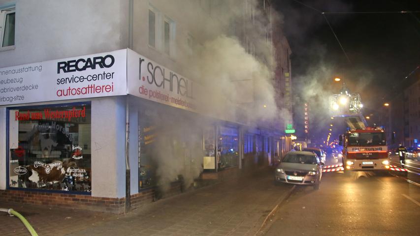 Bewohner in Angst: Nächtliches Feuer im Süden Nürnbergs