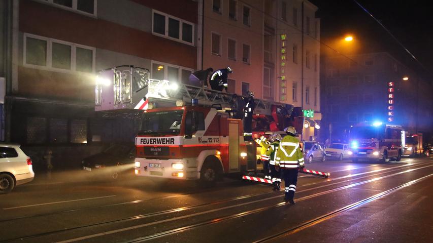 Bewohner in Angst: Nächtliches Feuer im Süden Nürnbergs