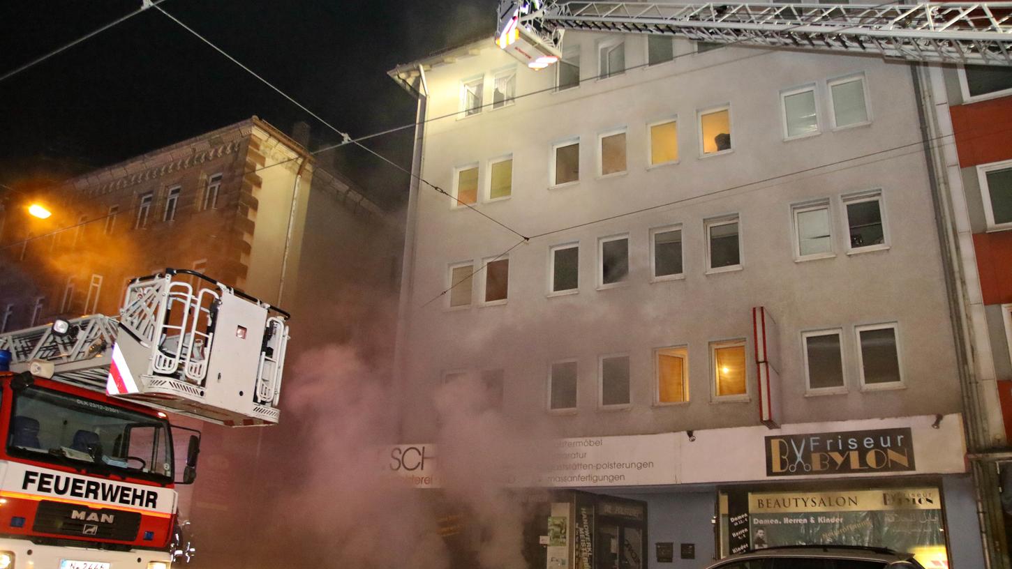 Das Feuer war am Freitagabend im Keller eines Hauses in der Wölckernstraße ausgebrochen - für die Feuerwehr wurde es ein Großeinsatz.