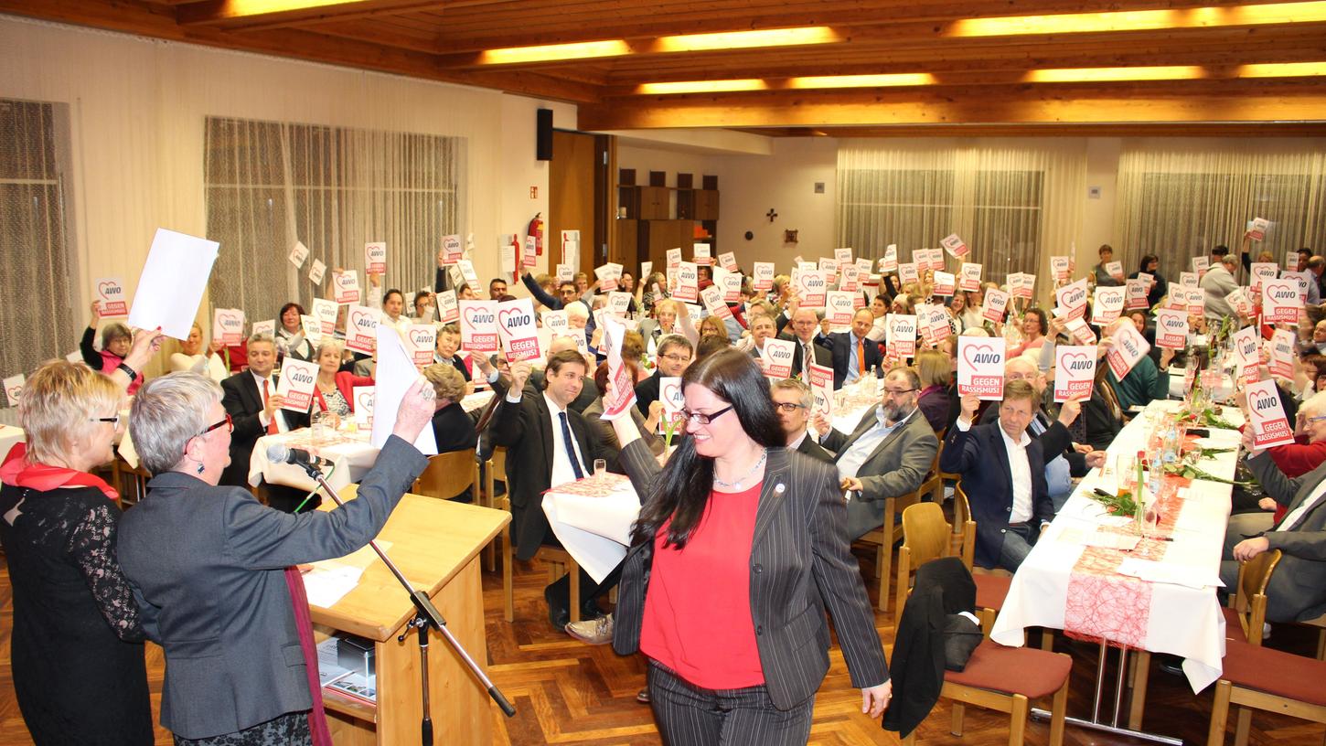 Bei der Jubiläumsfeier der Awo anlässlich ihres 70-jährigen Bestehens im Landkreis Forchheim setzten die Mitglieder ein Zeichen gegen Rassismus und sagten zur Musik der „Toten Hosen“ jedweder Diskriminierung den Kampf an.