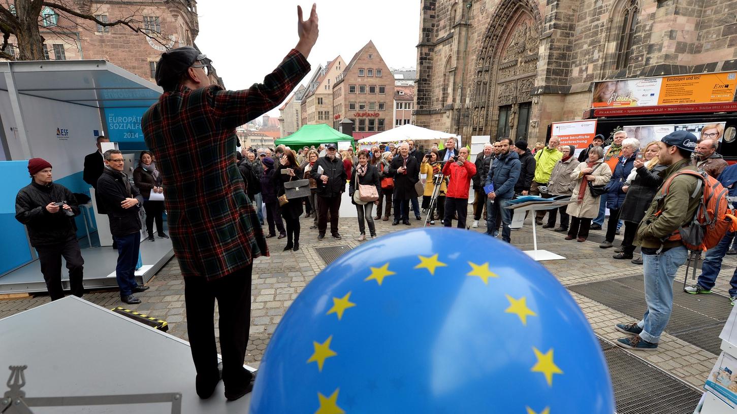 Startschuss für das EU-Programm "Im Herzen Europas" vor der Lorenzkirche: Oliver Tissot spricht vor interessierten Bürgern über Europa.