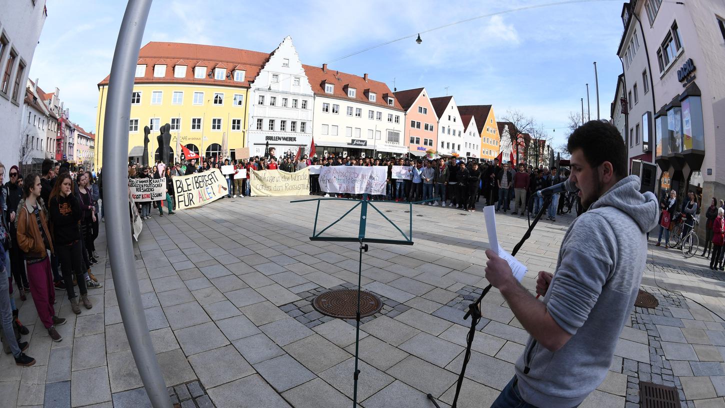 Neumarkter demonstrieren gegen Abschiebung nach Afghanistan Neumarkter demonstrieren gegen Abschiebung nach Afghanistan