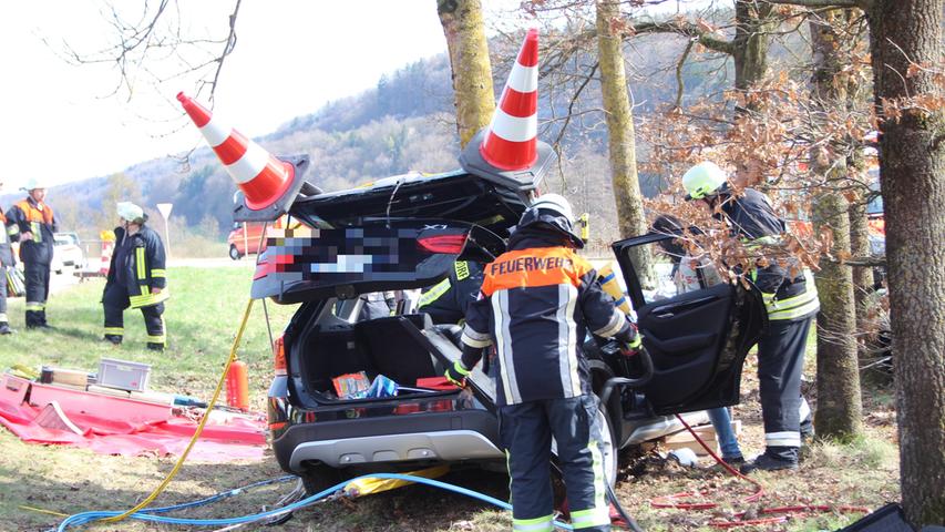 BMW kracht gegen Baum: Feuerwehr rettet Frau aus Auto