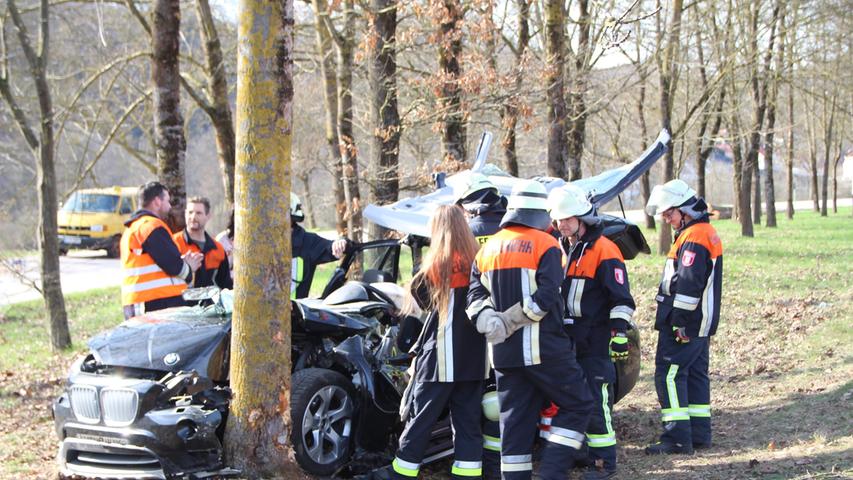 BMW kracht gegen Baum: Feuerwehr rettet Frau aus Auto