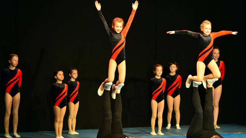 Die Akrobatikgruppe im Tanz- und Folkloreensemble Ihna hat ihr zehnjähriges Bestehen mit einem fulminanten Programm im Theater der Franconian International School gefeiert. Die rund 250 Gäste waren begeistert.