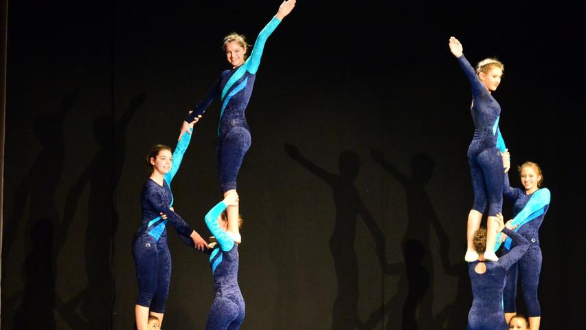 Die Akrobatikgruppe im Tanz- und Folkloreensemble Ihna hat ihr zehnjähriges Bestehen mit einem fulminanten Programm im Theater der Franconian International School gefeiert. Die rund 250 Gäste waren begeistert.