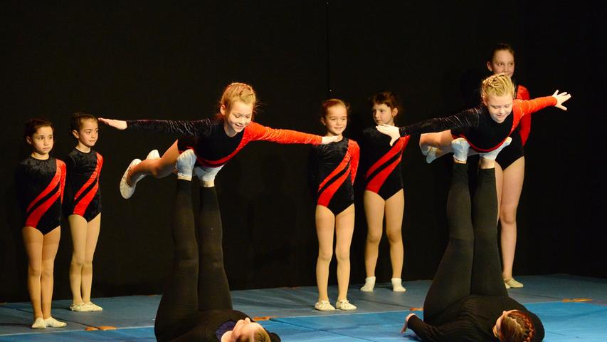 Die Akrobatikgruppe im Tanz- und Folkloreensemble Ihna hat ihr zehnjähriges Bestehen mit einem fulminanten Programm im Theater der "Franconian International School" gefeiert. Die rund 250 Gäste waren begeistert.