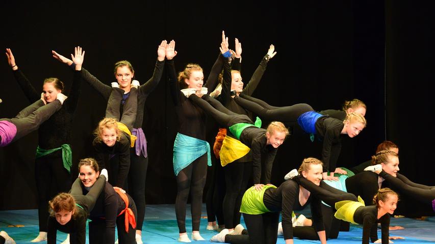Die Akrobatikgruppe im Tanz- und Folkloreensemble Ihna hat ihr zehnjähriges Bestehen mit einem fulminanten Programm im Theater der "Franconian International School" gefeiert. Die rund 250 Gäste waren begeistert.