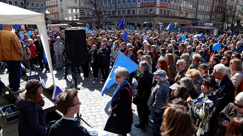 Nürnberg zeigt Flagge: 1000 Menschen demonstrieren für Europa