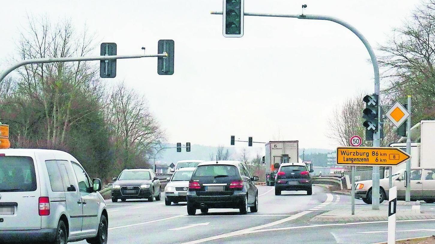 Die Staatsstraße zwischen Cadolzburg und Seukendorf wird für einige Tage voll gesperrt, damit die Fahrbahn erneuert werden kann.