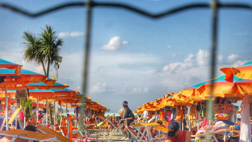 Viele italienische Strandbäder sind sogar eingezäunt. Am Bagno kommt man als Strandurlauber in Italien nur schwer vorbei. Die etwa 30000 Strandbadbetreiber sind eine italienische Wirtschaftsmacht. Alleine in der Emilia Romagna haben an 100 Kilometern Sandstrand über 1400 Bagnos etwa 250000 Liegestühle aufgestellt, da kann man sich schon mal verirren.