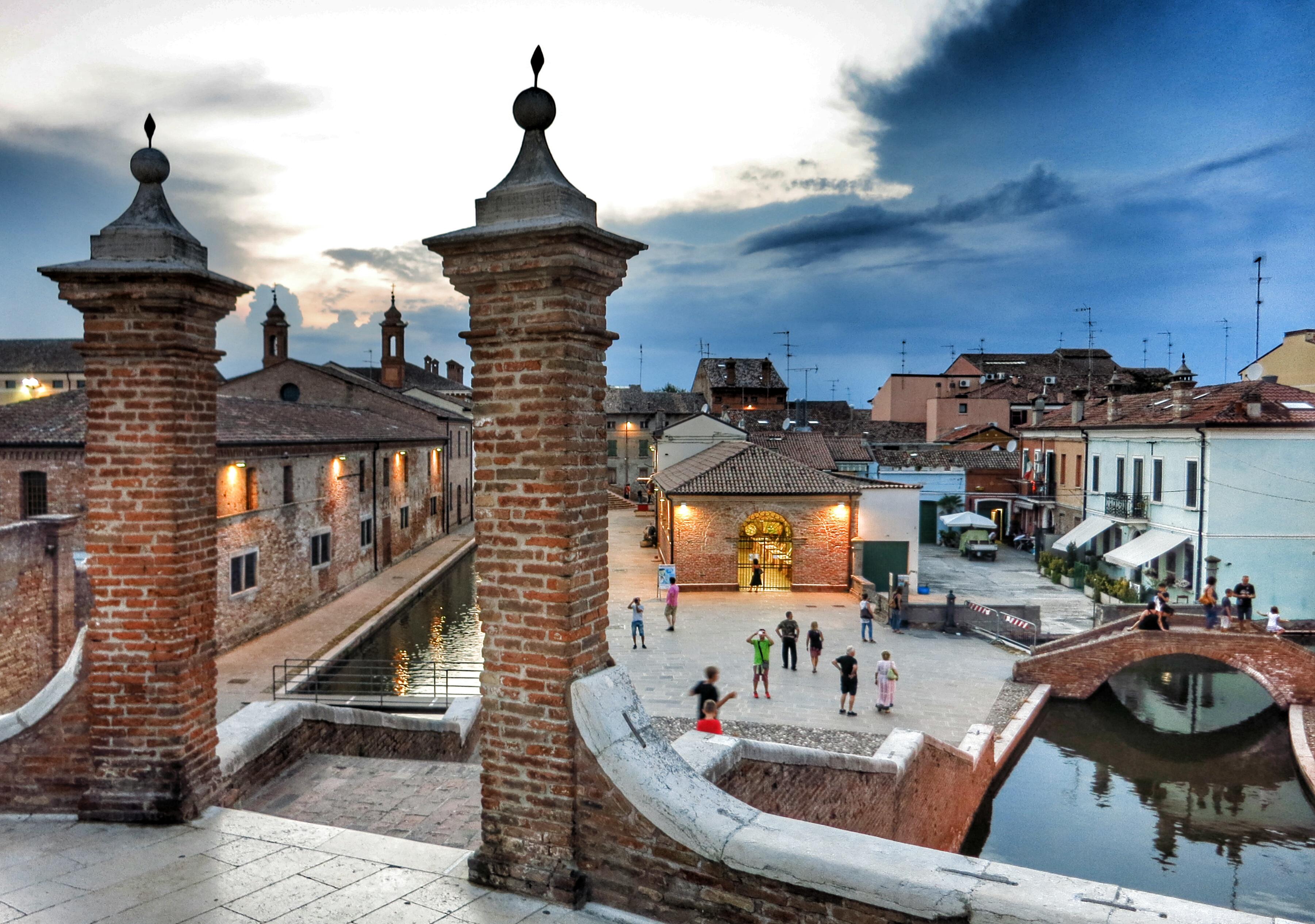 Commacchio ist ein hübsches Städtchen im Hinterland der Adrio. Es ist wie Venedig von Lagunen durchzogen.
