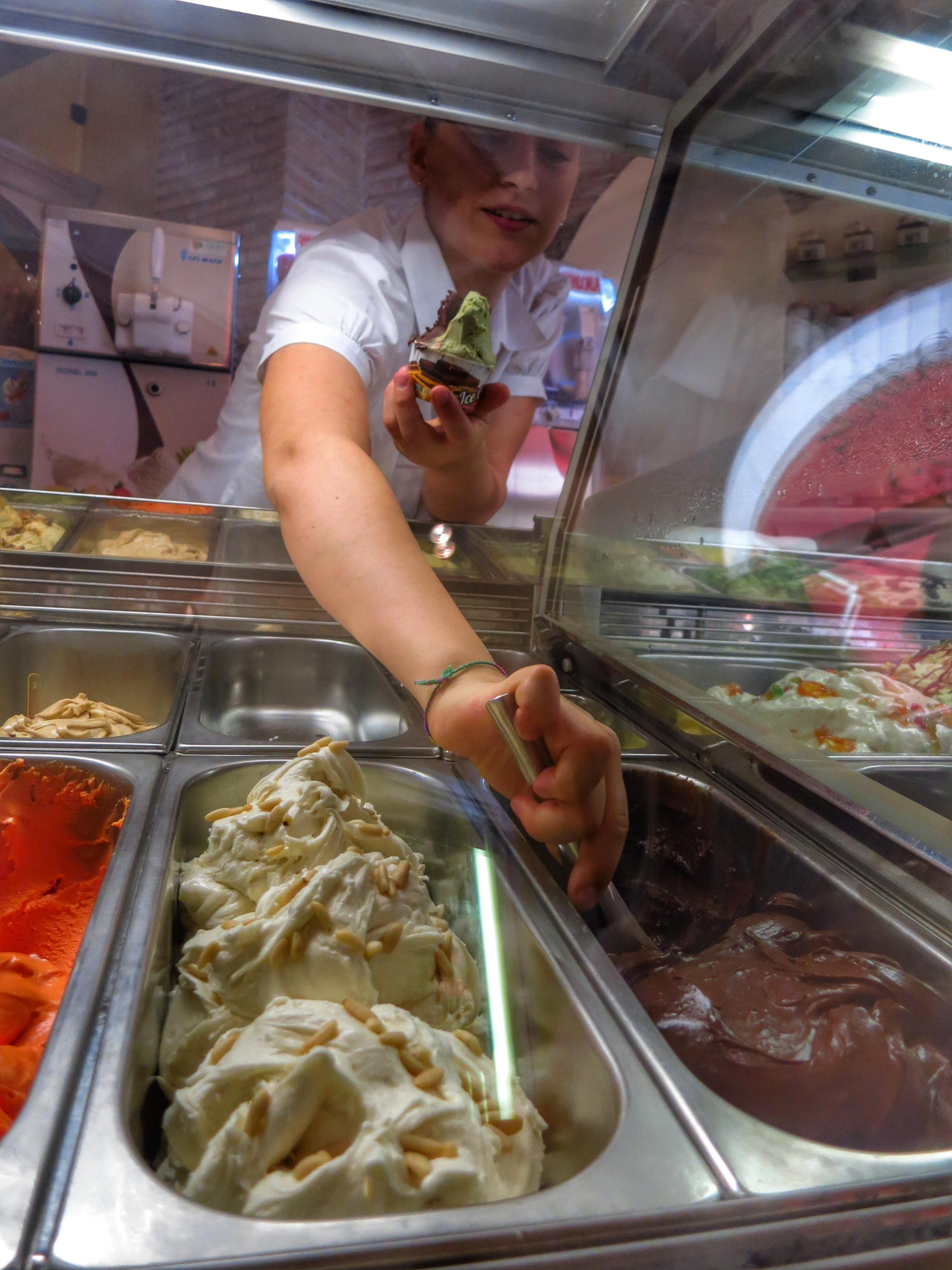 Wer sich von den Einheimischen den richtigen Tipp geben lässt, findet in der Emilia Romagna die besten Eisdielen.