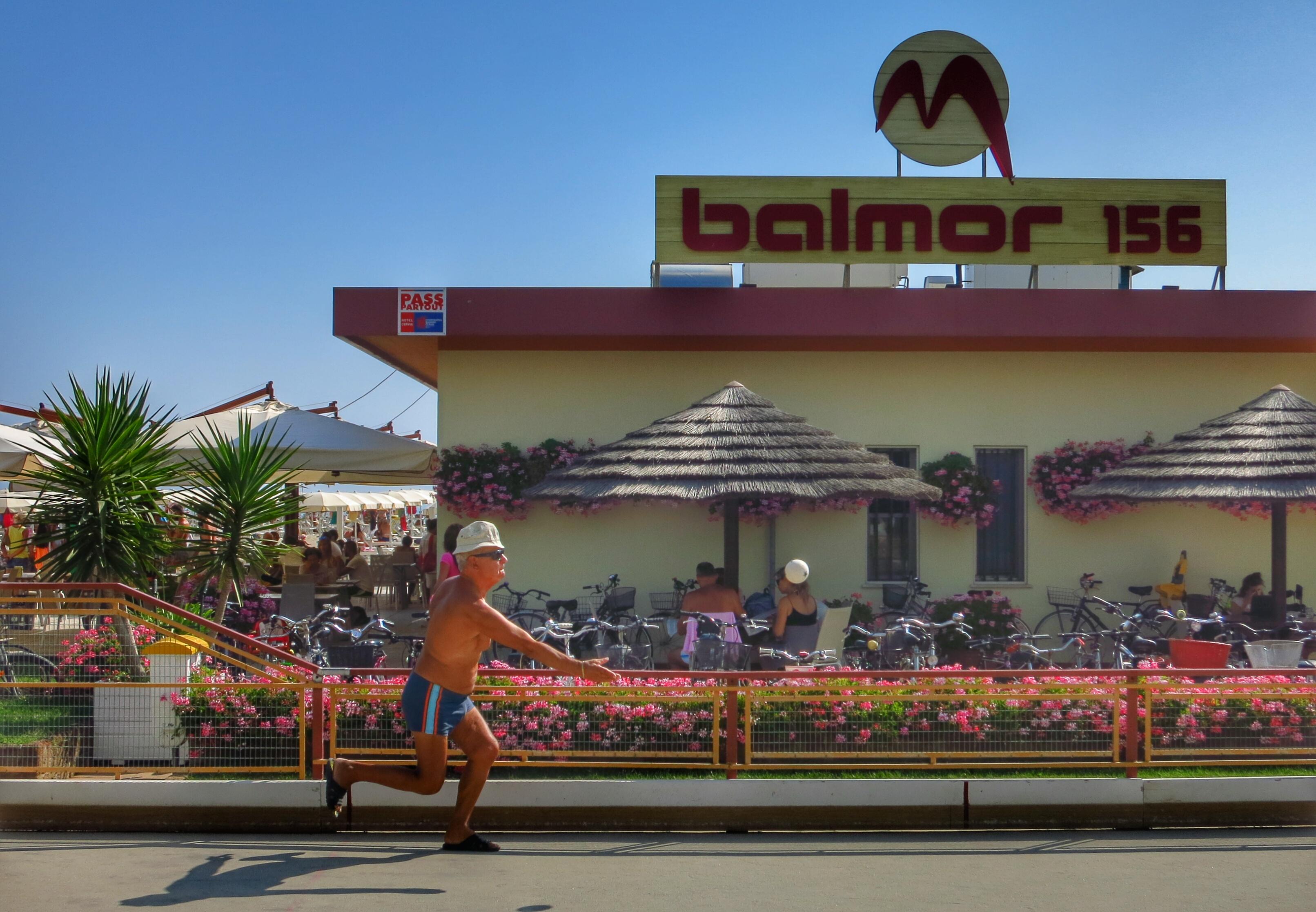 Balmor 156 ist eines dieser typischen italienischen Strandbäder, wo man die Infrastruktur eines Strandhotels vorfindet. Inklusive Boccia-Bahn.