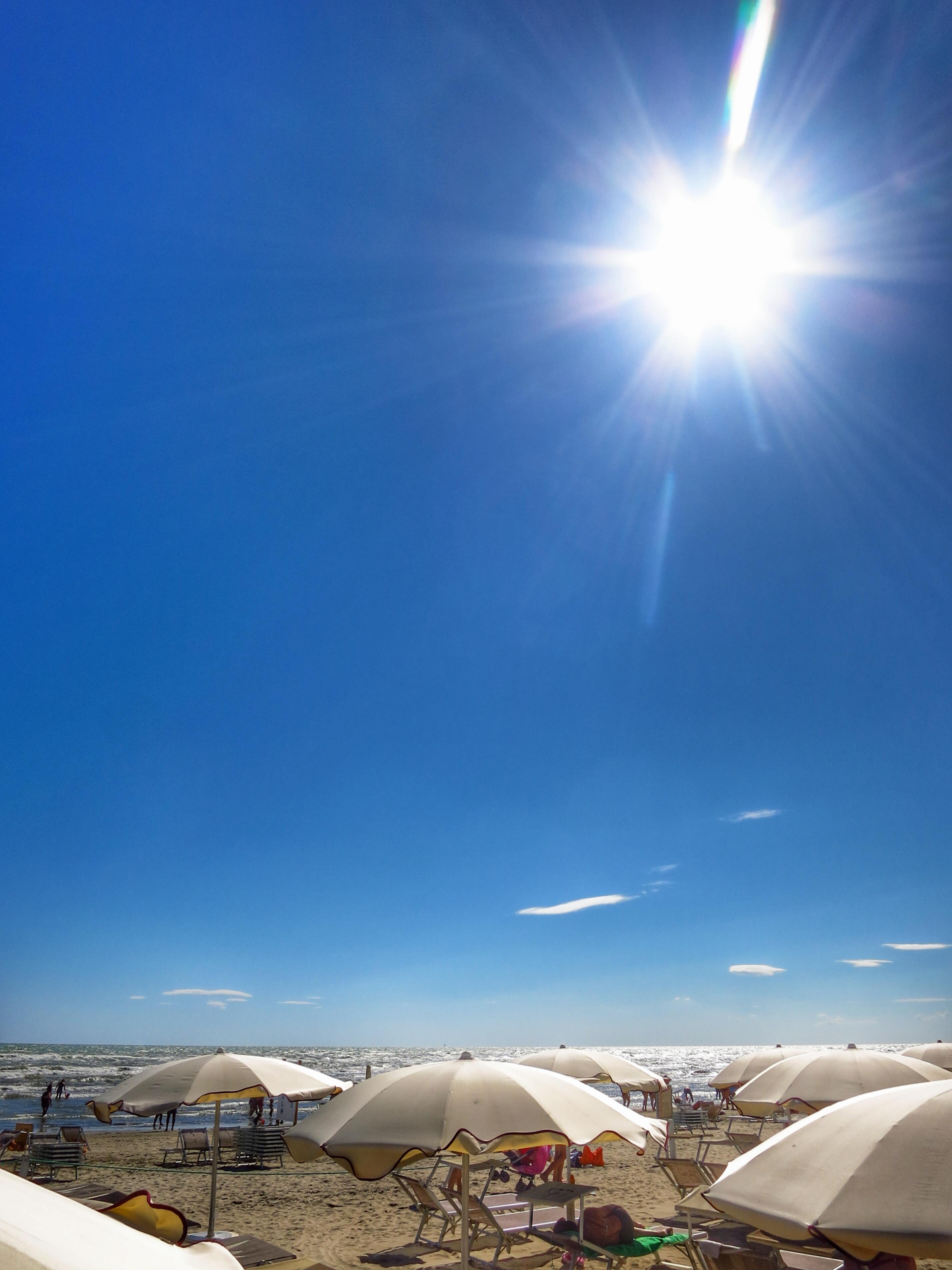 Schirm an Schirm im Bagno, darüber die gleißend heiße Sonne.