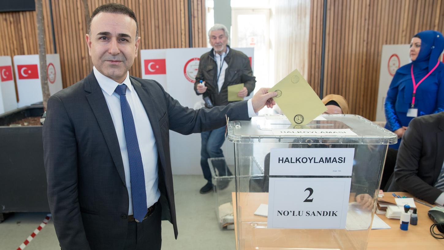 In Fürth, wo eine Veranstaltungshalle als Wahllokal dient, eröffnete der türkische Generalkonsul in Nürnberg, Yavuz Kül, die Abstimmung.