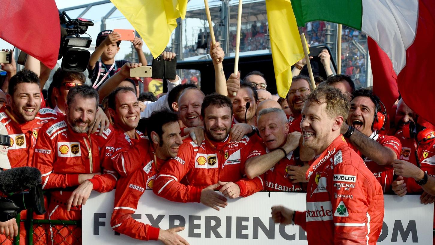 Große Freude bei Ferrari: Nach dem Auftakt-Sieg von Sebastian Vettel in Melbourne träumen die Mechaniker schon vom Formel-1-Titel.