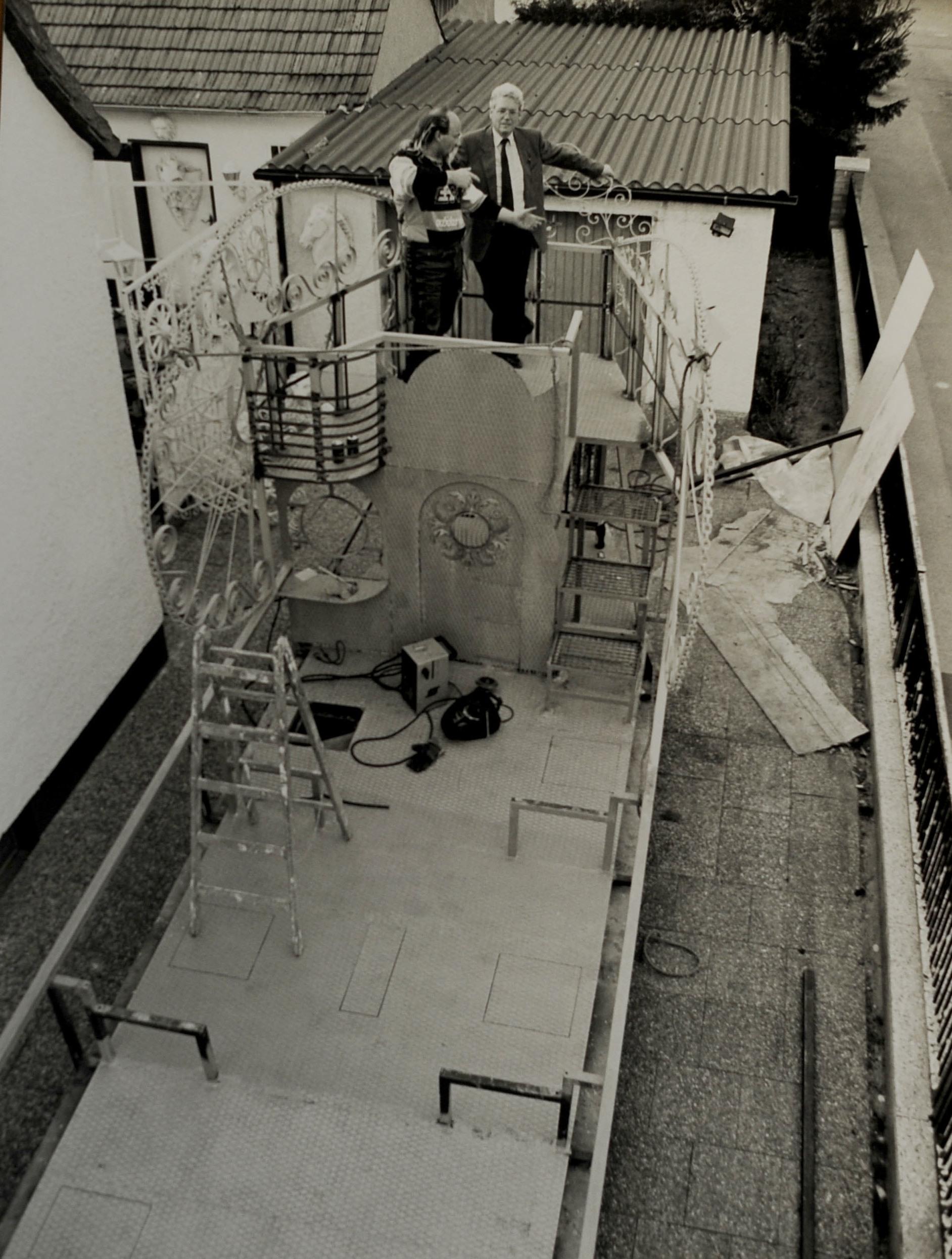 Wer kennt es nicht, das legendäre Drachenboot in Schloss Thurn? Erfunden hat es Markus Berkenheier, hier ist er im Gespräch mit Hannfried Graf Bentzel in Rednitzhembach zu sehen.