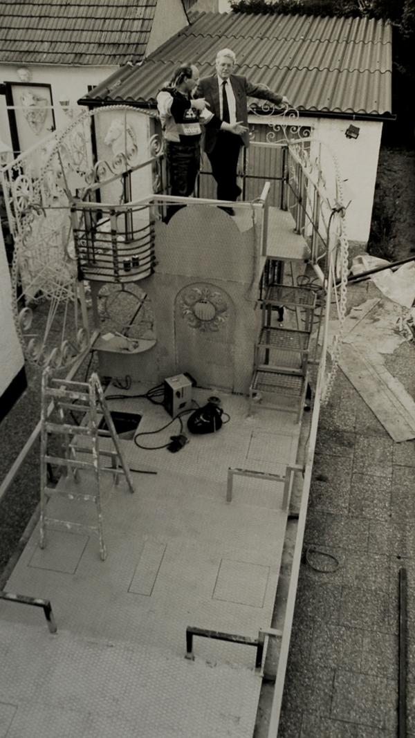 Wer kennt es nicht, das legendäre Drachenboot in Schloss Thurn? Erfunden hat es Markus Berkenheier, hier ist er im Gespräch mit Hannfried Graf Bentzel in Rednitzhembach zu sehen.