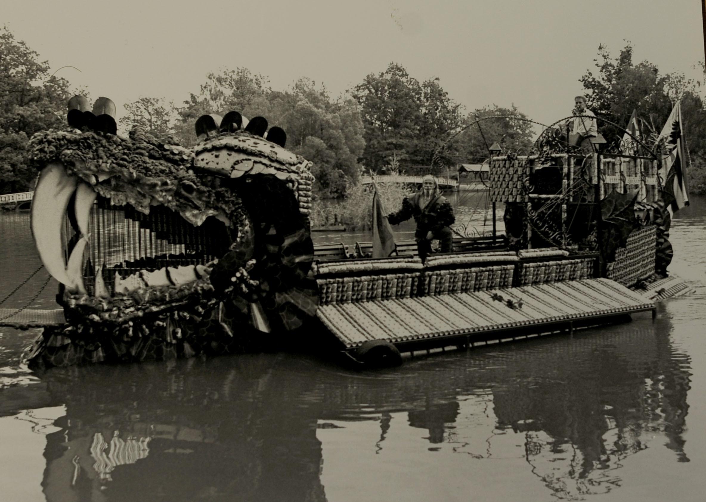 Markus Berkenheier mit seinem vollendeten Werk im Jahr 1993. Das Schiff wurde von Benedikt Graf Bentzel von Rednitzhembach über den Rhein-Main-Donau Kanal bis nach Heroldsbach gefahren und ist auch heute noch im Park im Einsatz.