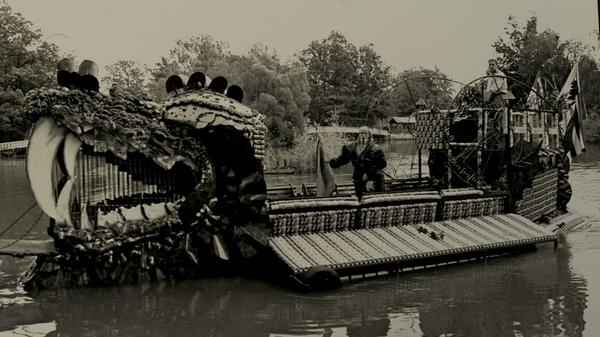 Markus Berkenheier mit seinem vollendeten Werk im Jahr 1993. Das Schiff wurde von Benedikt Graf Bentzel von Rednitzhembach über den Rhein-Main-Donau Kanal bis nach Heroldsbach gefahren und ist auch heute noch im Park im Einsatz.