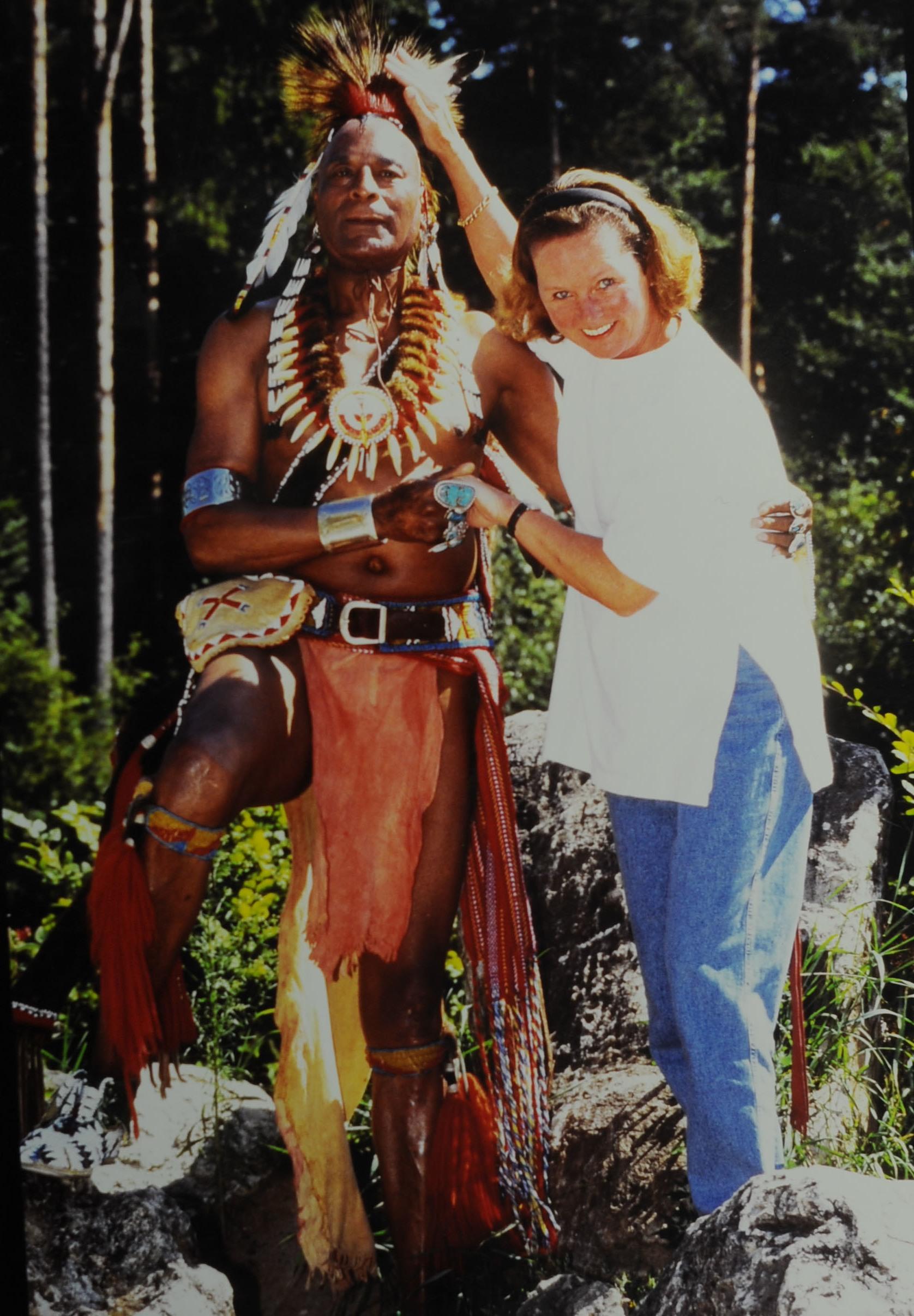 Auf jeden Fall konnte man dort ungewöhnliche Freundschaften schließen. Hier zu sehen ist Michaela Gräfin Bentzel, die damals (1985) Geschäftsführerin des Erlebnisparks Schloss Thurn war, mit dem Indianer Buffalo Child. Er arbeitete über viele Jahr hinweg im Erlebnispark und wurde schnell ein Freund der Familie.