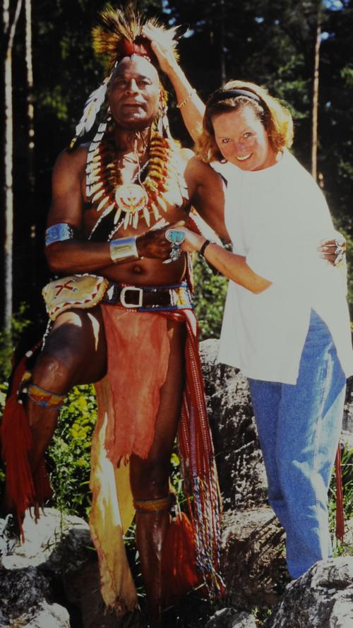 Auf jeden Fall konnte man dort ungewöhnliche Freundschaften schließen. Hier zu sehen ist Michaela Gräfin Bentzel, die damals (1985) Geschäftsführerin des Erlebnisparks Schloss Thurn war, mit dem Indianer Buffalo Child. Er arbeitete über viele Jahr hinweg im Erlebnispark und wurde schnell ein Freund der Familie.