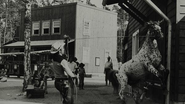 In diesem Jahr ging es mit den Westernshows in Schloss Thurn los. Hier zu sehen: Adam Störzer beim Training für die ersten Shows.