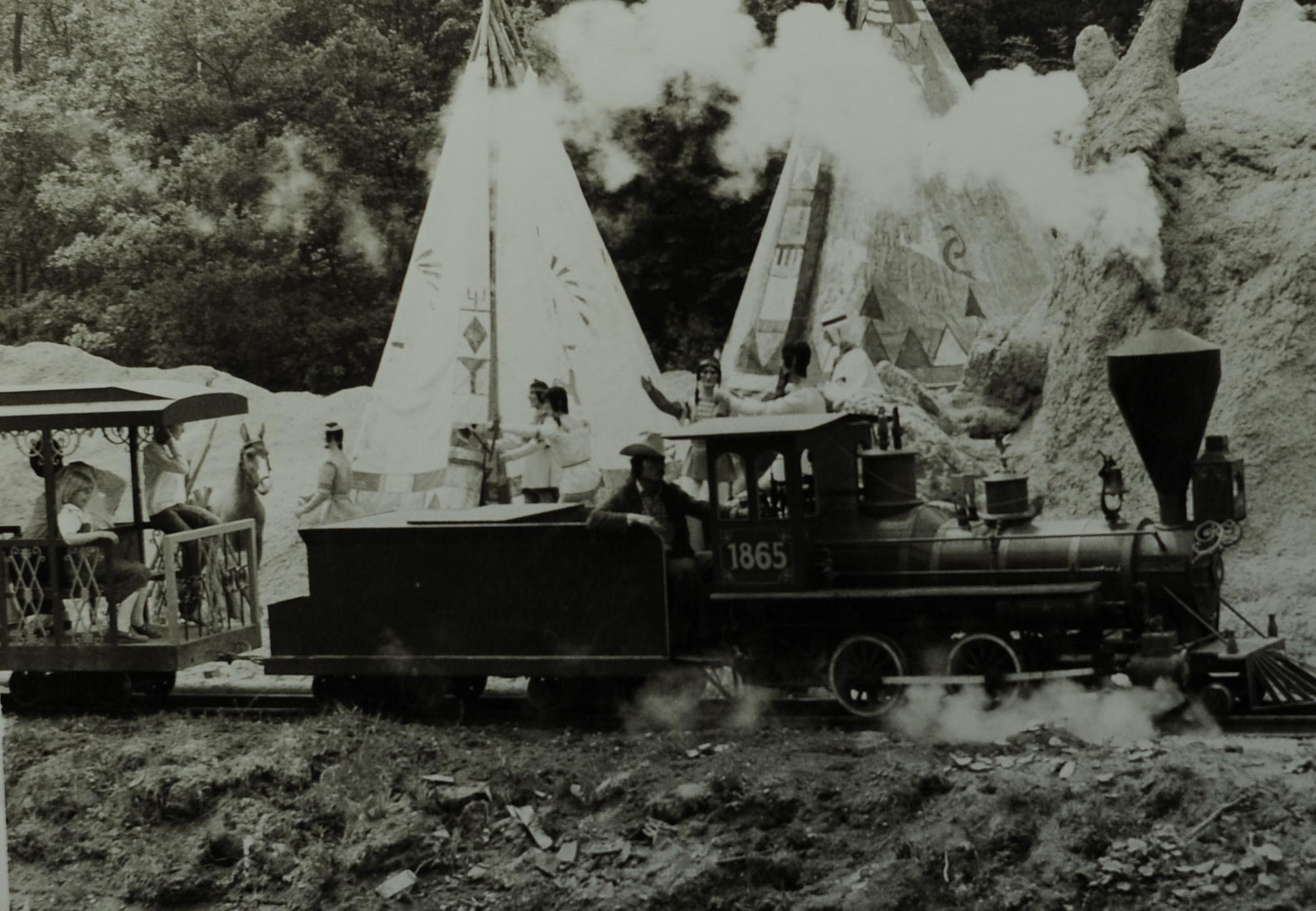 Ein weiteres Highlight im Park war nahezu seit der Eröffnung des Parks die Dampfeisenbahn. 1975 wurde sie aus den USA importiert. Vor rund zwölf Jahren ist sie inzwischen ausgetauscht worden - die Kapazität hat nicht mehr ausgereicht.