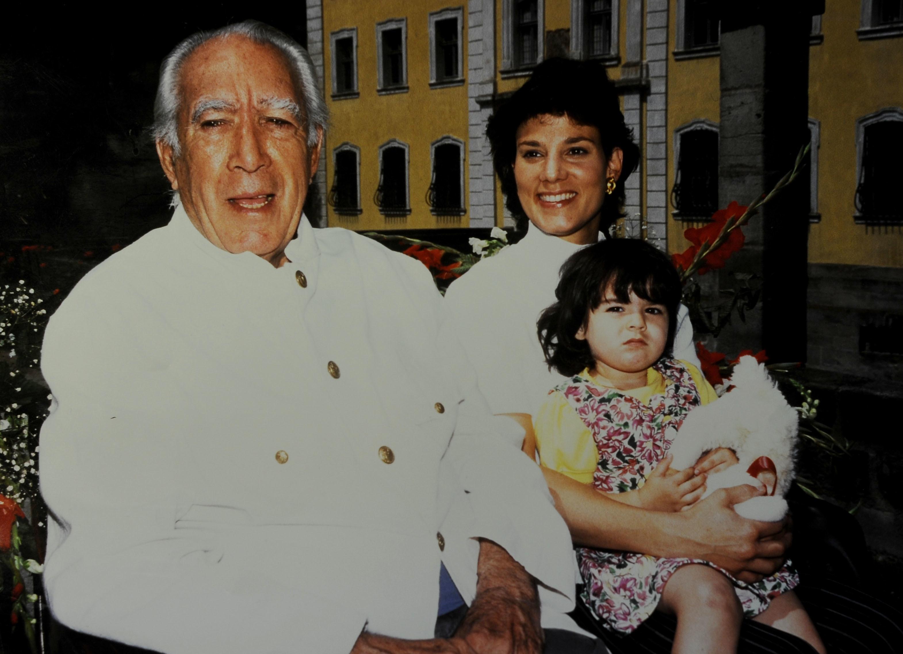 Einer der berühmtesten war wohl Schauspieler Anthony Quinn, der im Jahr 1995 mit seiner 48 Jahre jüngeren Ehefrau Kathy und Töchterchen Antonia zu Gast in Heroldsbach war - auf diesem Bild ist er bei einer Kutschfahrt durch den Park zu sehen.