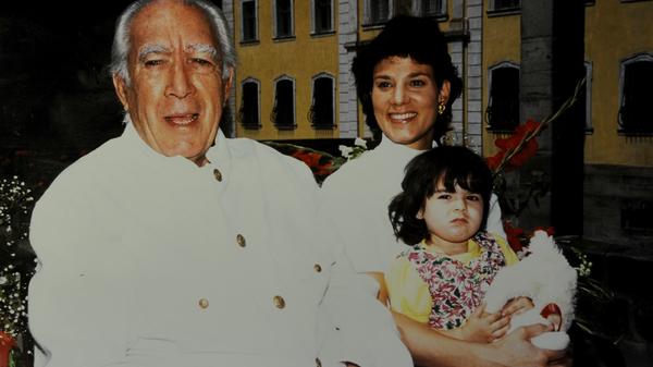 Einer der berühmtesten war wohl Schauspieler Anthony Quinn, der im Jahr 1995 mit seiner 48 Jahre jüngeren Ehefrau Kathy und Töchterchen Antonia zu Gast in Heroldsbach war - auf diesem Bild ist er bei einer Kutschfahrt durch den Park zu sehen.