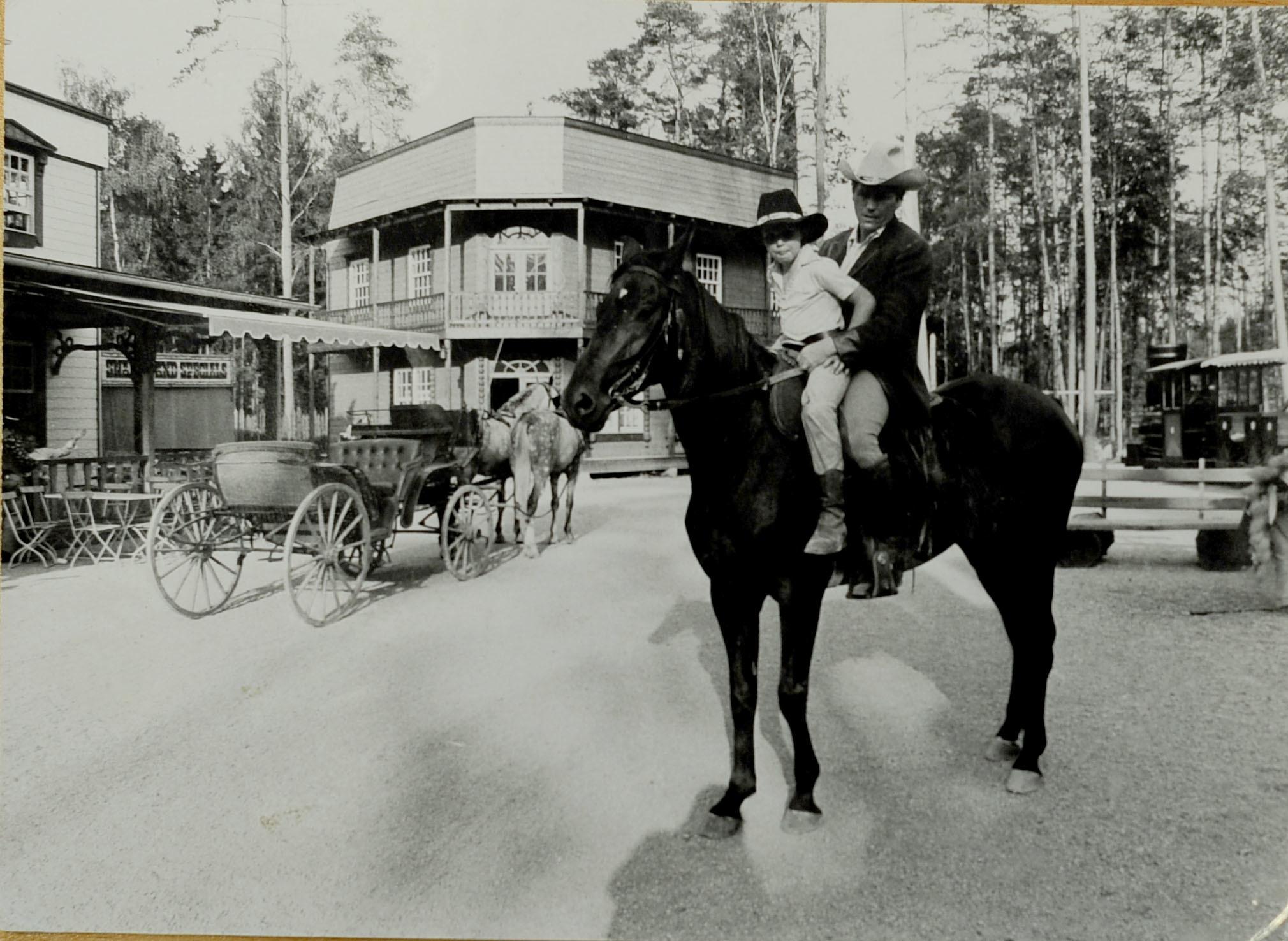 Vater Hannfried Graf Bentzel mit seinem ältesten Sohn Benedikt im Westernoutfit im Jahr 1976.
