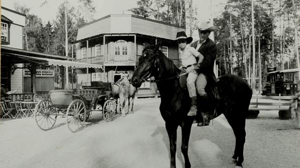 Vater Hannfried Graf Bentzel mit seinem ältesten Sohn Benedikt im Westernoutfit im Jahr 1976.