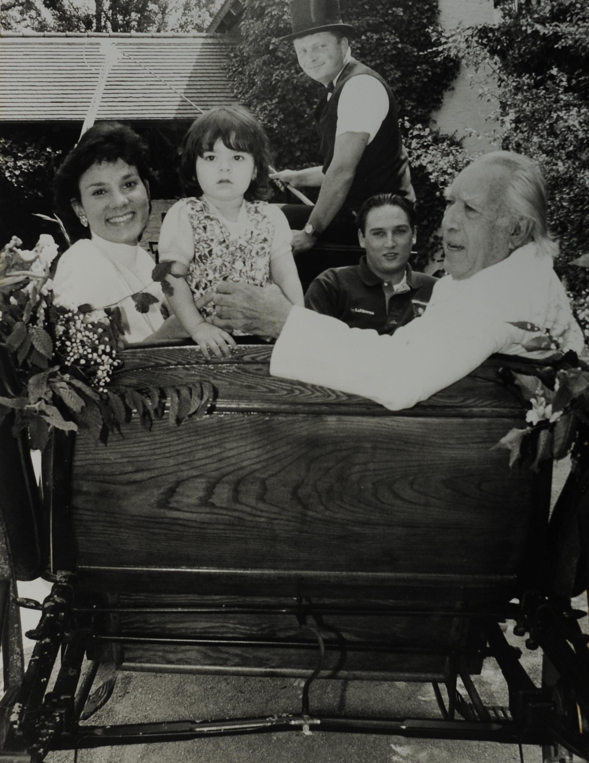 Quinn blieb im Sommer 1995 insgesamt acht Wochen in Schloss Thurn, um den Film "Seven Servants" zu drehen. Der Film erzählte von Archie (Quinn), einem alten Mann, der den Tod schon auf sich zukommen spürt und beschließt, sich vorher in einen Oktopus zu verwandeln: Archie heuert vier junge Männer an, die mit ihren Händen seine Nase, seine Augen, seine Ohren verschließen und wandelt fortan mit acht Beinen und acht Armen durch die Welt. Auch nach Abschluss der Dreharbeiten wollte Quinn gar nicht mehr gehen, so gut gefiel es ihm hier.