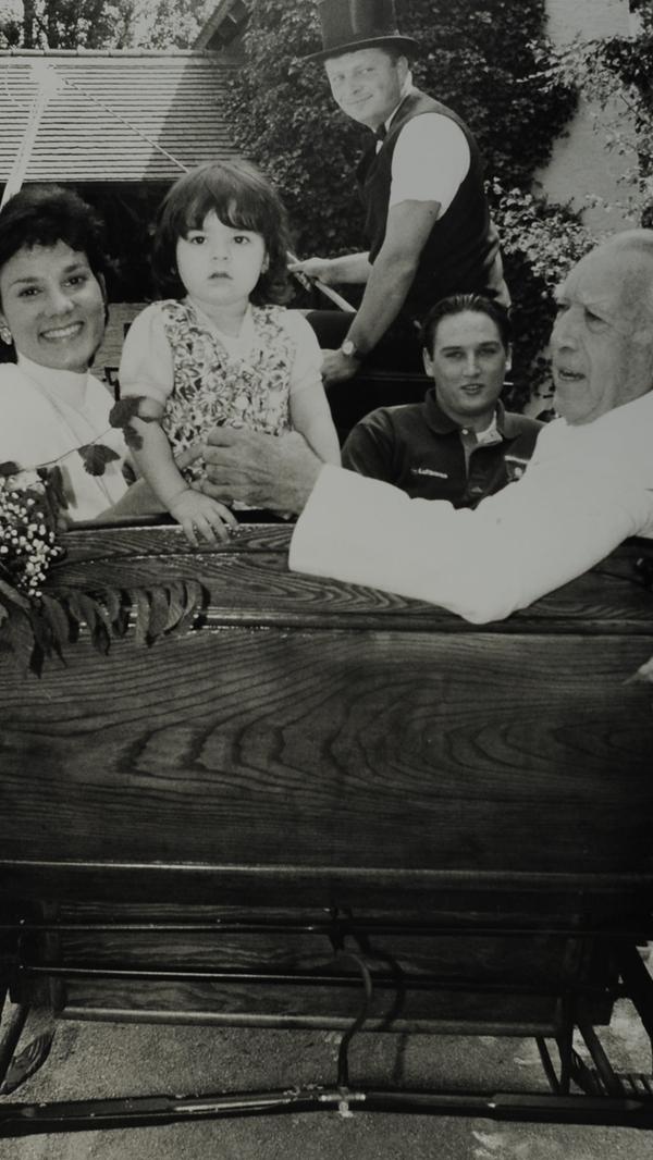 Quinn blieb im Sommer 1995 insgesamt acht Wochen in Schloss Thurn, um den Film "Seven Servants" zu drehen. Der Film erzählte von Archie (Quinn), einem alten Mann, der den Tod schon auf sich zukommen spürt und beschließt, sich vorher in einen Oktopus zu verwandeln: Archie heuert vier junge Männer an, die mit ihren Händen seine Nase, seine Augen, seine Ohren verschließen und wandelt fortan mit acht Beinen und acht Armen durch die Welt. Auch nach Abschluss der Dreharbeiten wollte Quinn gar nicht mehr gehen, so gut gefiel es ihm hier.