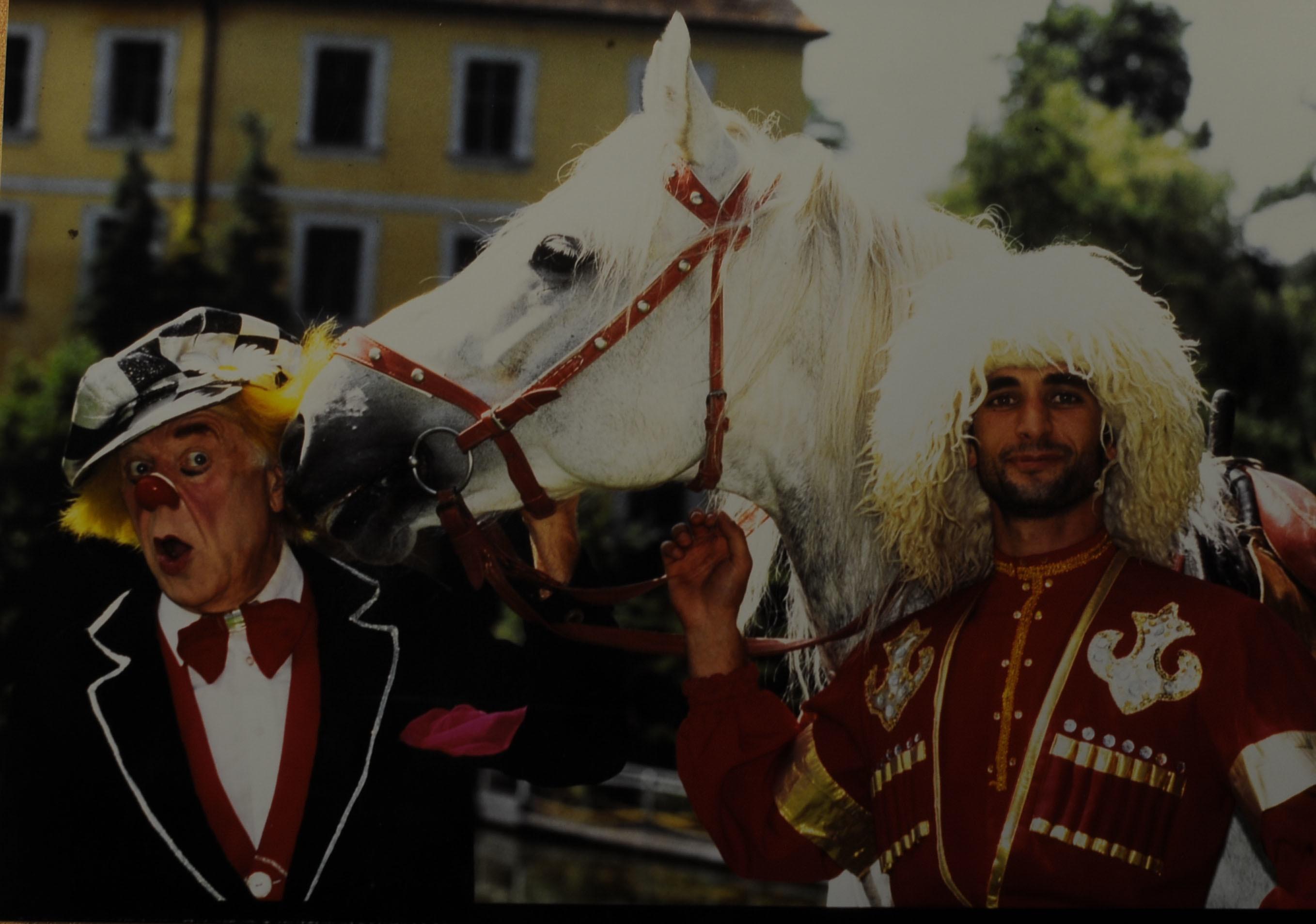 Auch der berühmte Clown Oleg Popov war ein Freund der Familie Graf Bentzel. Hier ist er mit einem russischen Reiter vor dem Schloss zu sehen.