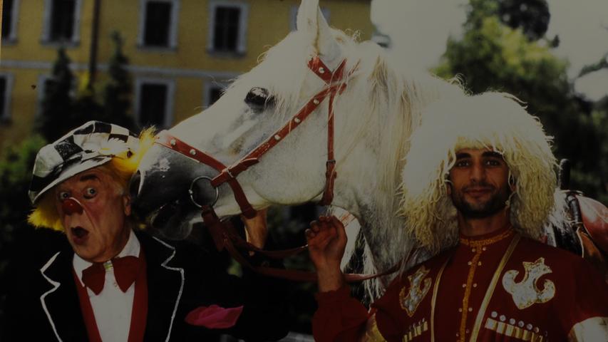 Auch der berühmte Clown Oleg Popov war ein Freund der Familie Graf Bentzel. Hier ist er mit einem russischen Reiter vor dem Schloss zu sehen.
