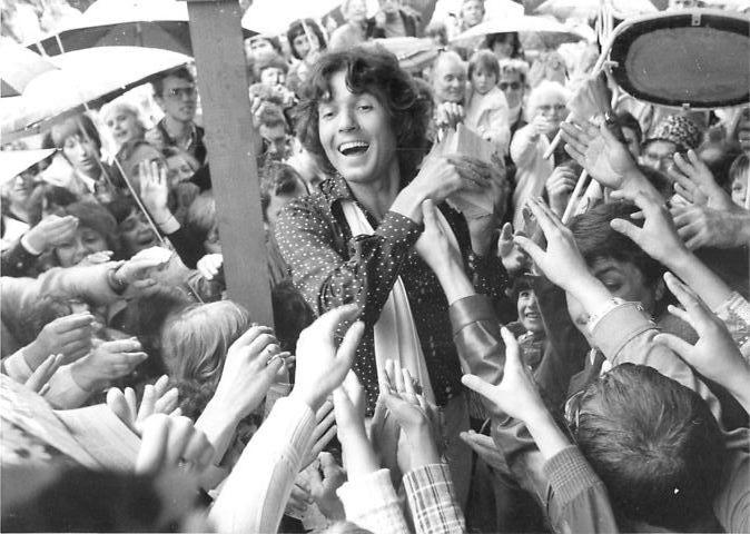 Mit Songs wie „Du kannst nicht immer siebzehn sein" eroberte Chris Roberts in den siebziger Jahren den Schlagerhimmel. 1977 war er zu Gast in Schloss Thurn.