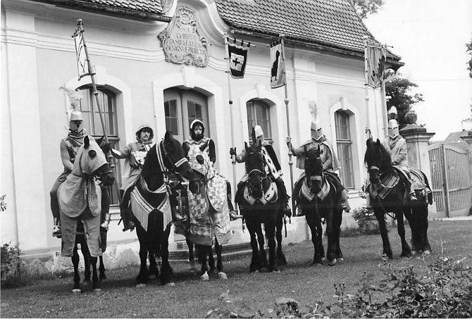 ... kamen und kommen auch noch heute viele Besucher wegen der aufregenden und detailgenau inszenierten Rittershows.