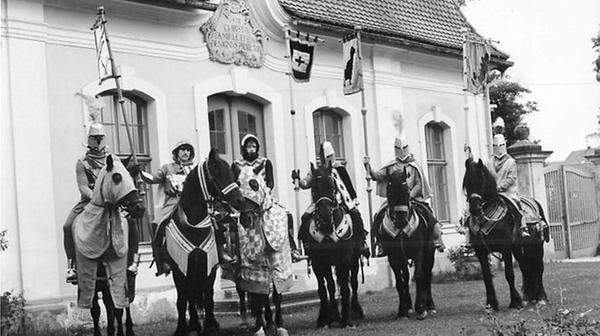 ... kamen und kommen auch noch heute viele Besucher wegen der aufregenden und detailgenau inszenierten Rittershows.
