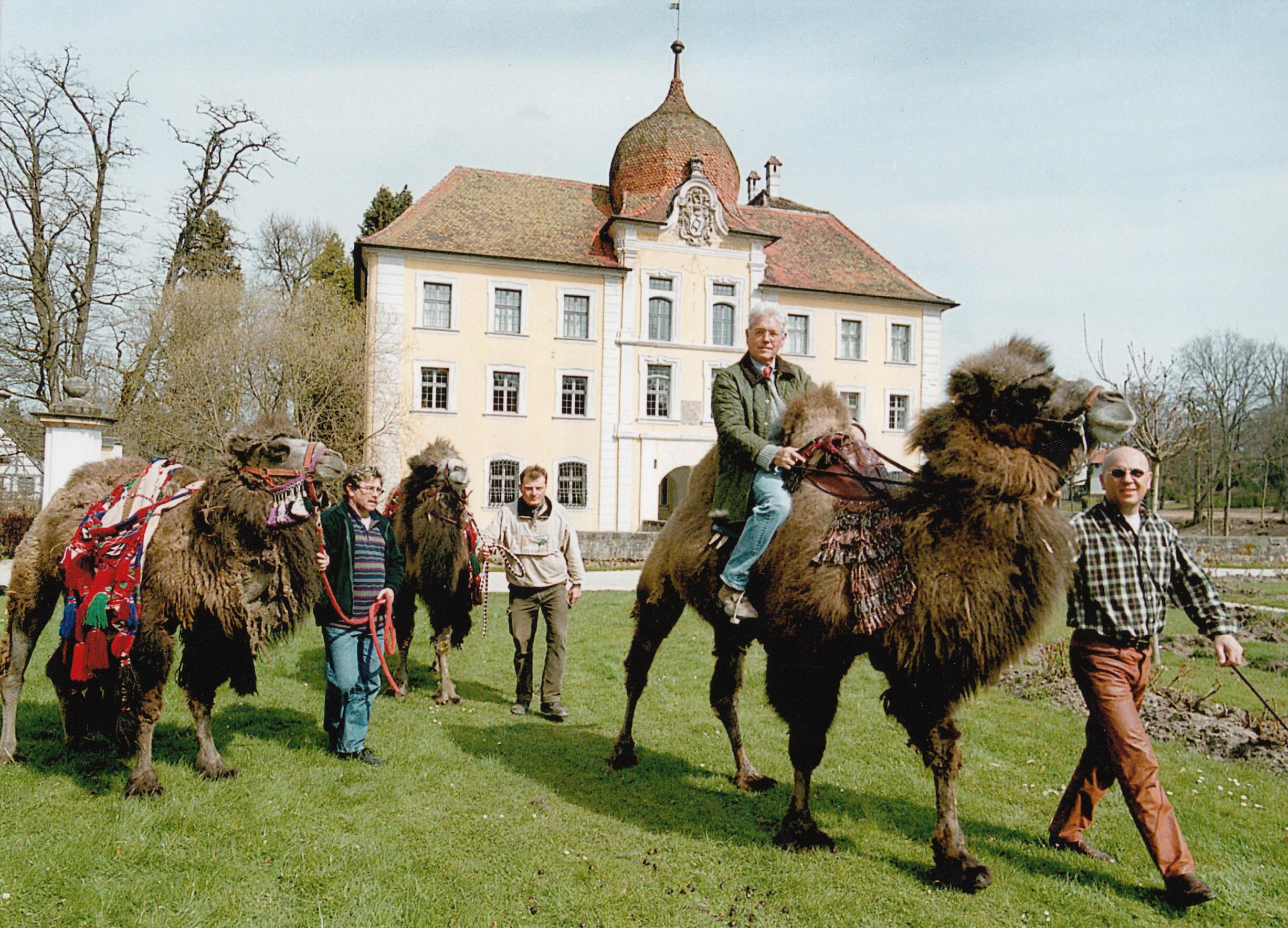Die Kamele kamen aus der Zucht von Peter Roth (rechts), Rechtsanwalt und Präsident des 1. Bayerischen Kamelreitverein. Vorne auf dem Tier: Hannfried Graf von Bentzel.