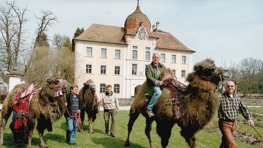 Die Kamele kamen aus der Zucht von Peter Roth (rechts), Rechtsanwalt und Präsident des 1. Bayerischen Kamelreitverein. Vorne auf dem Tier: Hannfried Graf von Bentzel.