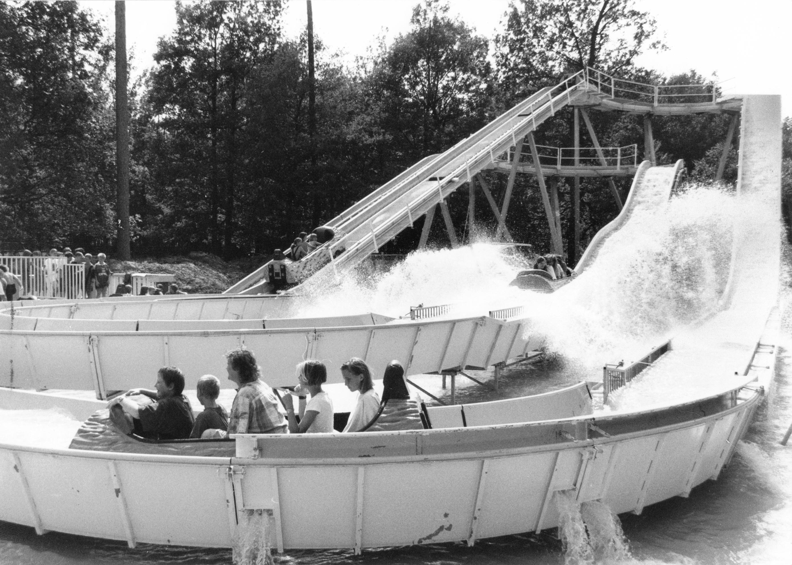 Um für die Zukunft gewappnet zu sein, wurden im Laufe der Jahrzehnte zahlreiche neue Attraktionen im Park aufgestellt, beispielsweise die Wildwasserbahn, die seit 1996 für Wasserspaß auf 250 Metern sorgt. Was es heutzutage für Attraktionen im Erlebnispark Schloss Thurn zu erleben gibt, lesen Sie hier.