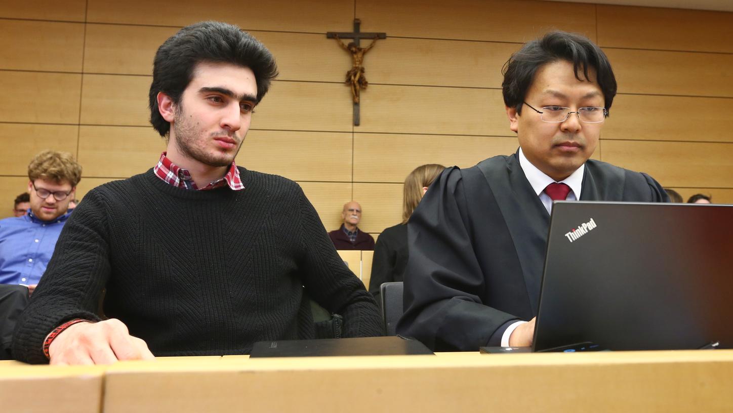 Anas M. neben seinem Anwalt Chan-jo Jun. Der Syrer hat beschlossen, nicht weiter gegen Facebook zu klagen.
