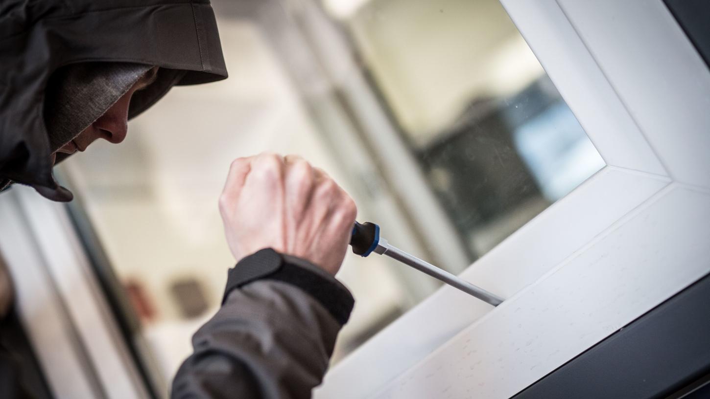 Auch Fenster stemmten die Täter auf, um an ihre Beute zu gelangen.